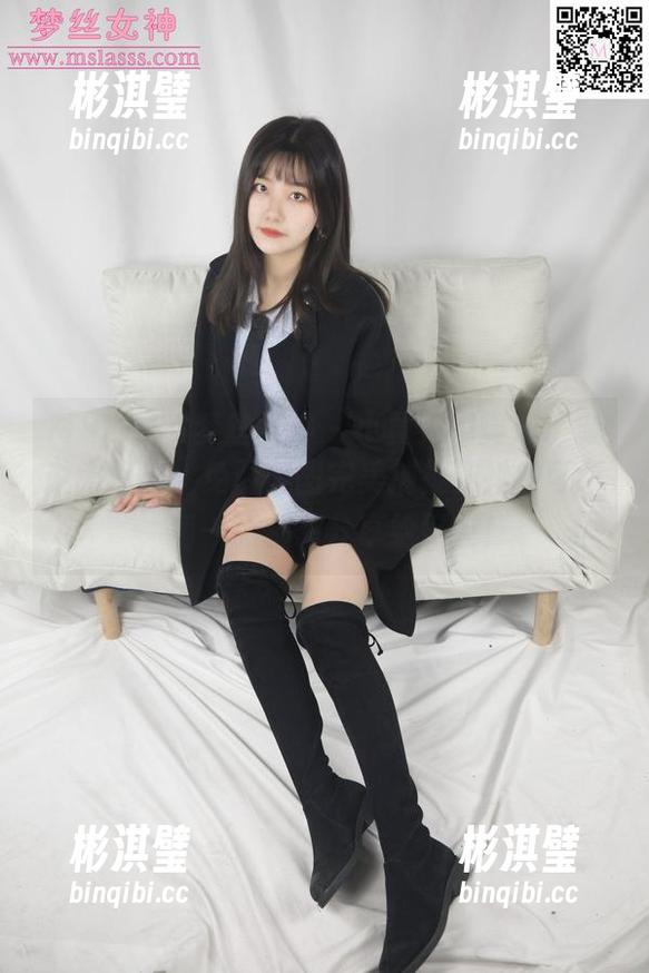MSLASS梦丝女神-璇璇 MSLASS梦丝女神 - 小黄鸭帽真成了璇璇的标志,免费美图完美捕捉到她的可爱,每一张都想分享给好友!
