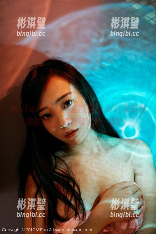 MiiTao蜜桃社 - 套图里的Luffy菲菲和她的裸足，意外的清新，哈哈！