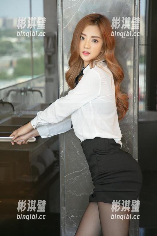 UGirls尤果网 - 何曼丽倾心镂空：这资源，不要是在搞变魔术吧！