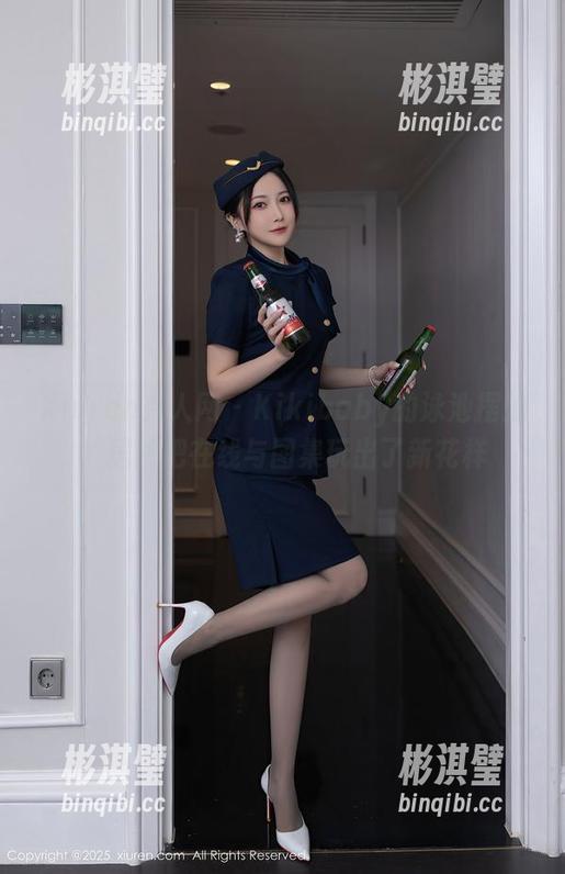 Xiuren秀人网 - Kikibaby的泳池摆拍，居然把在线与图集玩出了新花样