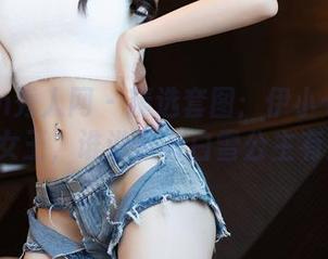 Xiuren秀人网 – 精选套图：伊小七MoMo化身女王，谁说只有白雪公主有王冠？