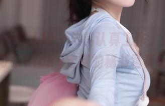 Xiuren秀人网 – 与其认真工作，倒不如看可乐Vicky定制的秘书写真好。