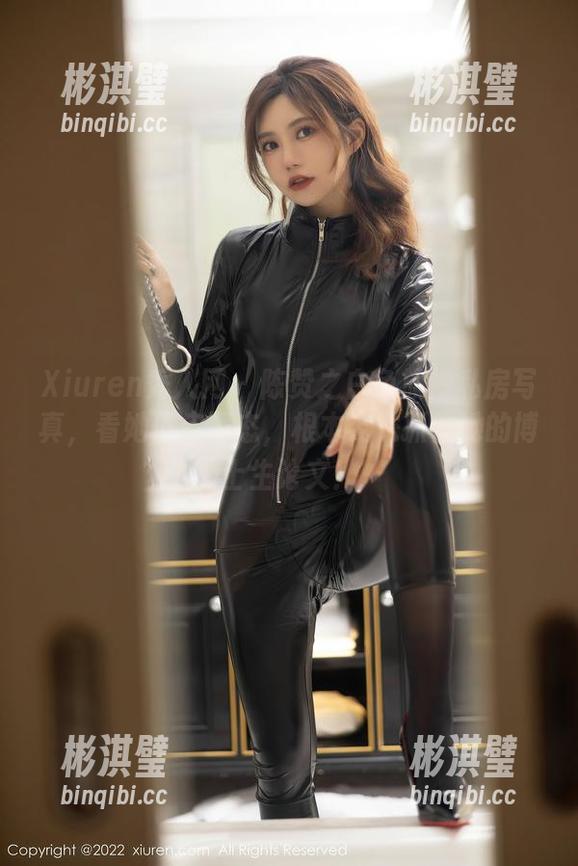Xiuren秀人网 - 陈赞之白色旗袍私房写真，看她俏皮姿态，根本无法抓住她的博士生论文！