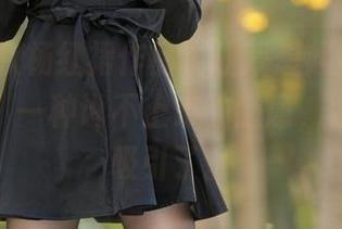 aiss – 欣杨红裙作品，让我想起一次久违的旅行，一种说不上来的随意，就这样被吸引了。