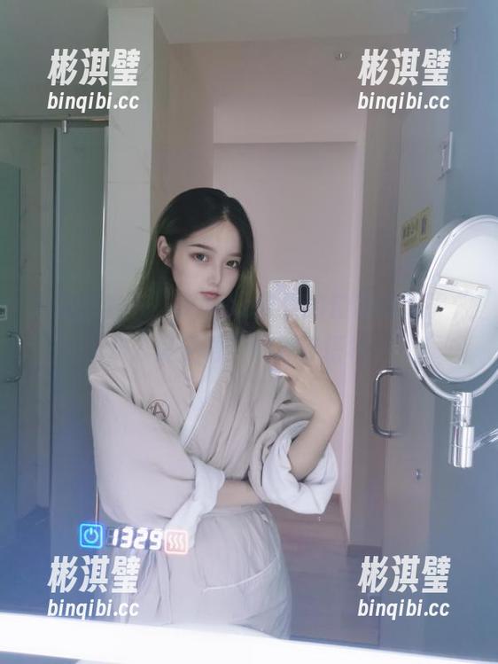 eloise软软 在无圣光下,eloise软软的套装成为了“办公室空调”的最佳搭档!