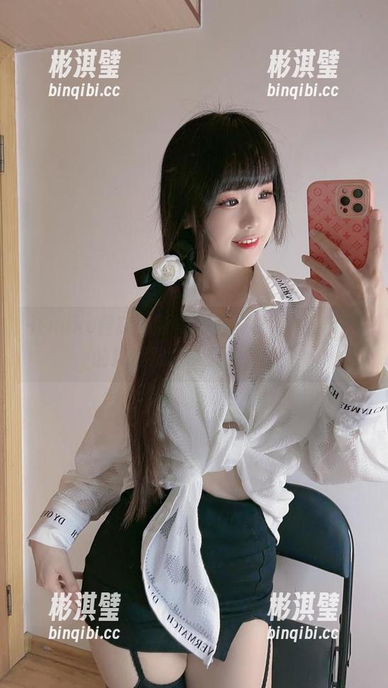 在miko酱吖的新写真里，缠绕制服带来的温度跟四季都没关系！