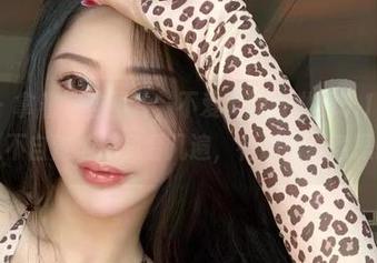 微密圈 – 拿着这些图片，不爱笑的赛琳的5.17嘉宾让人不自觉地想多看几遍，有那么点意思。