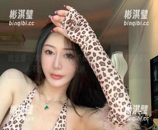 微密圈 - 拿着这些图片，不爱笑的赛琳的5.17嘉宾让人不自觉地想多看几遍，有那么点意思。