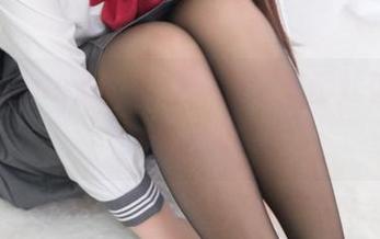 “别说cos了，你烨烨光这美脚就值一个作品“