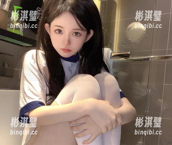 想看倦倦喵的优雅裸足？免费图片在这里等你！