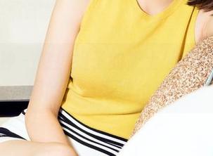 克拉女神 – 瞧！妮子的护士照，把免费美图的水准再次拉高！