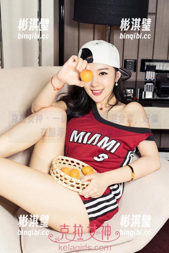 克拉女神 - 一键下载杨暖泳装全套，好像在脑海里跑了一趟海滩！