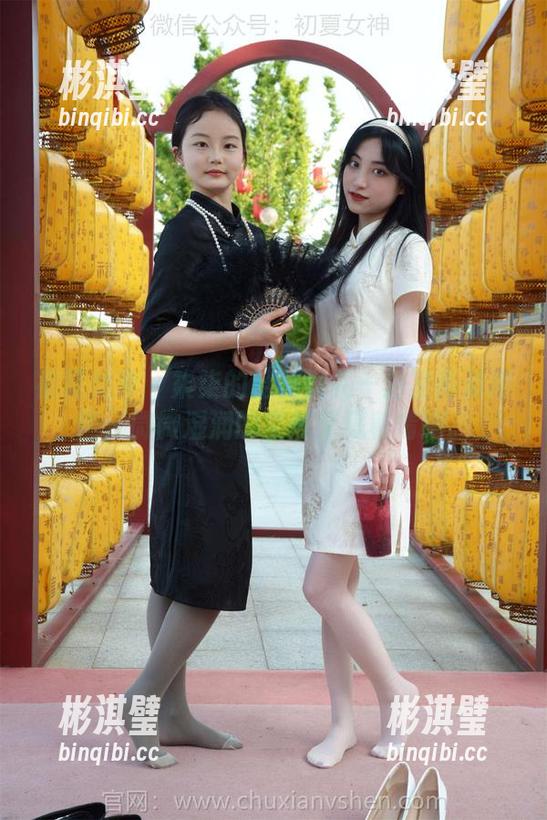初夏女神 - 柒柒的隐秘洗礼—浴室高清原图，微微湿润的空气里藏着情绪。