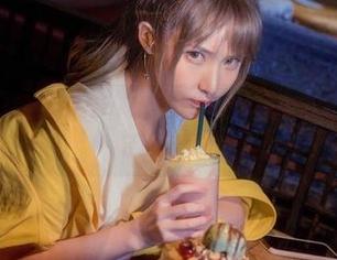 值得收藏的在下萝莉控ii高跟鞋写真，真心希望她有一双平底鞋的备用。