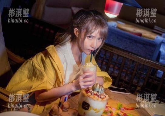 值得收藏的在下萝莉控ii高跟鞋写真，真心希望她有一双平底鞋的备用。