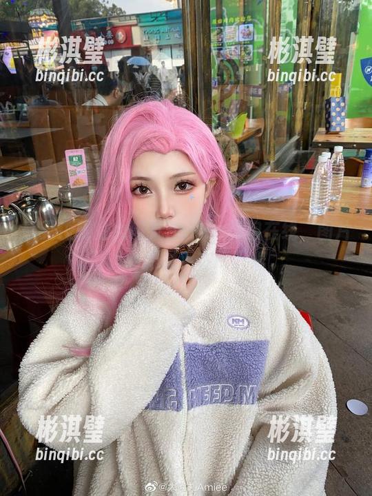 毫无逻辑的大肉丸Amiee旗袍在线，图片里的色彩似乎在耳语着。