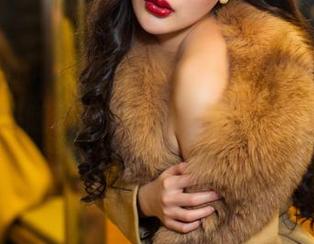 头条女神 – 女王？更是我的女神啊！李丽莎的图集随意翻翻，我的心都在扑通扑通！