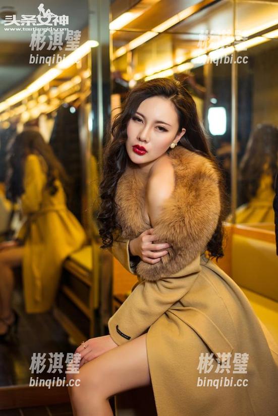 头条女神 - 女王？更是我的女神啊！李丽莎的图集随意翻翻，我的心都在扑通扑通！