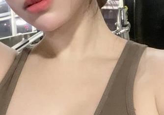 微密圈 – 酒店氛围里的奶宝妹纸，私密全套写真让人忍不住多看几眼。