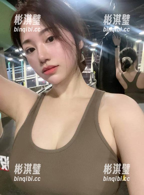 微密圈 - 酒店氛围里的奶宝妹纸，私密全套写真让人忍不住多看几眼。