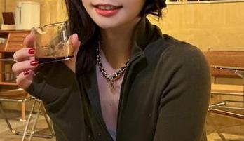 微密圈 – 妮是老虎，牛仔短裤的写真，色彩是不是就像调色板，唇色很不一样？