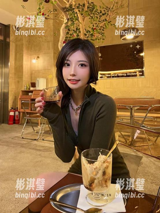微密圈 - 妮是老虎，牛仔短裤的写真，色彩是不是就像调色板，唇色很不一样？