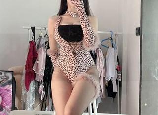 微密圈 – 护士美图更新，小玉吃果冻竟然能把工作穿得如此迷人。