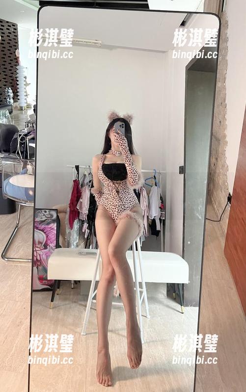 微密圈 - 护士美图更新，小玉吃果冻竟然能把工作穿得如此迷人。