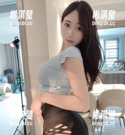 微密圈 - 小玉吃果冻的白裙大冒险——无圣光图集，像极了梦中的一幕。