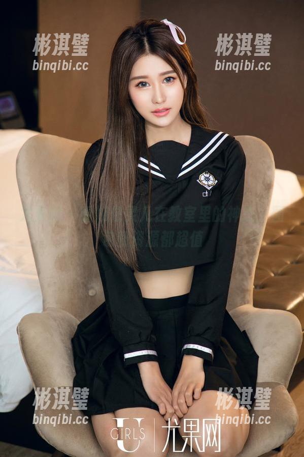 尤果网 - 看娜依灵儿在教室里的神态，图包和资源都超值