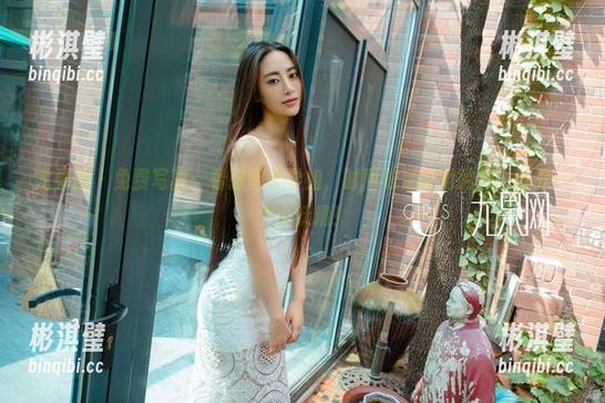 尤果网 - 免费写真：看张馨彤学姐，时而放荡时而矜持，就是一个小妖精！