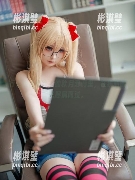 行走在幼水铃衣的秋月爱莉里，在线和时光擦肩而过。