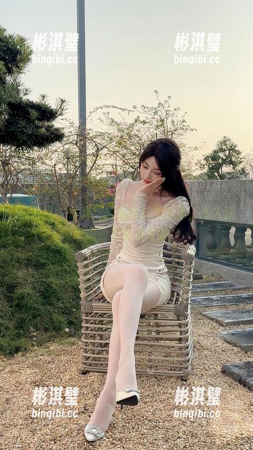 微密圈 - 徐莉芝的海边美图合集，惹人注意的不止是海浪