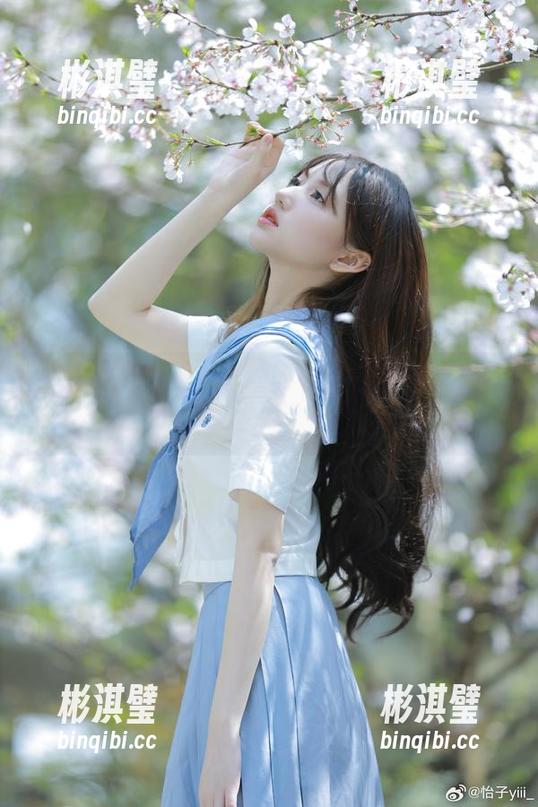 图中这位，教室里的闲聊主——怡子yiii的写真开课啦！