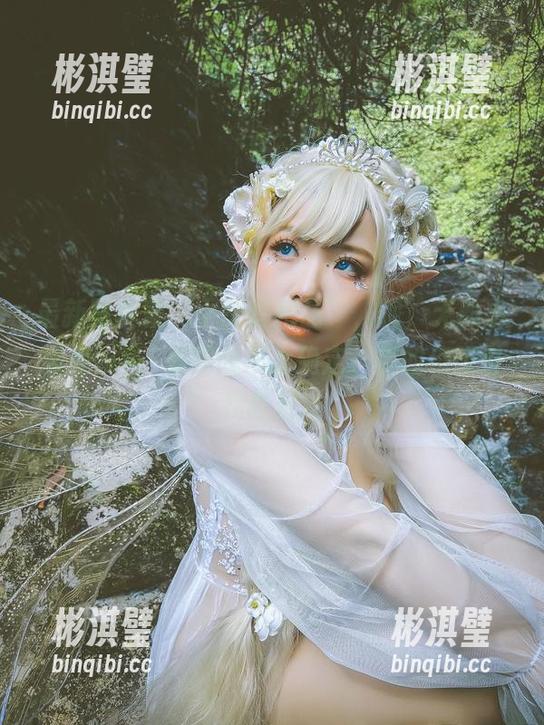 最新写真集“小黄鸡赠品”，呃，无颜小天使wy，别的我不太确定，但的确吸引我驻足。