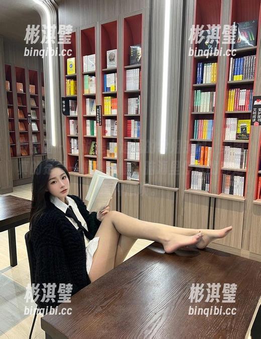 是小逗逗 微密圈 - 说说是小逗逗的学姐系列,美图真的是看一幅想一幅,脑海里停留的都是那种意境。