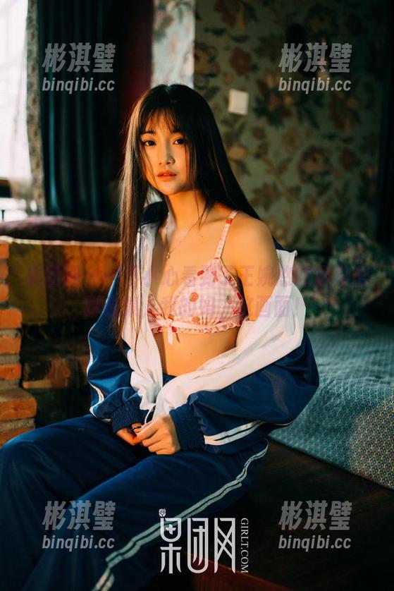 果团网 - 一不小心看到了王婉悠的最新美脚合集，我的妈，这画面！