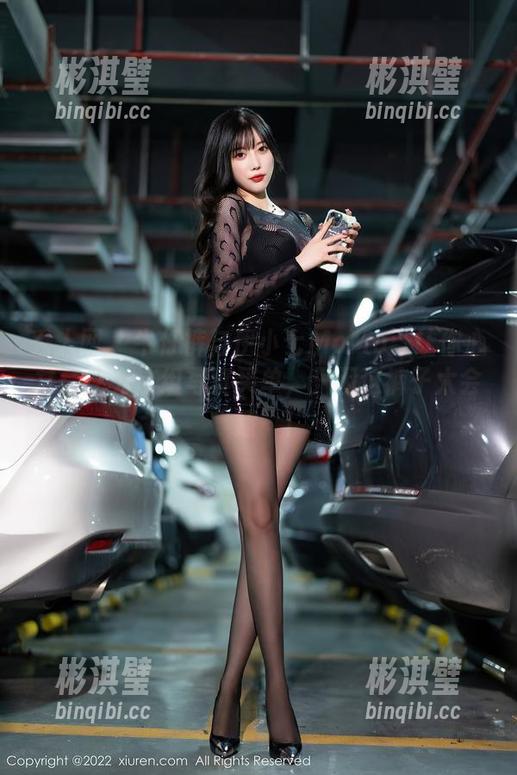秀人网 - 牛仔裤与伊小七MoMo：让你心甘情愿为这组写真买单，只因这裤子太会“撩”！