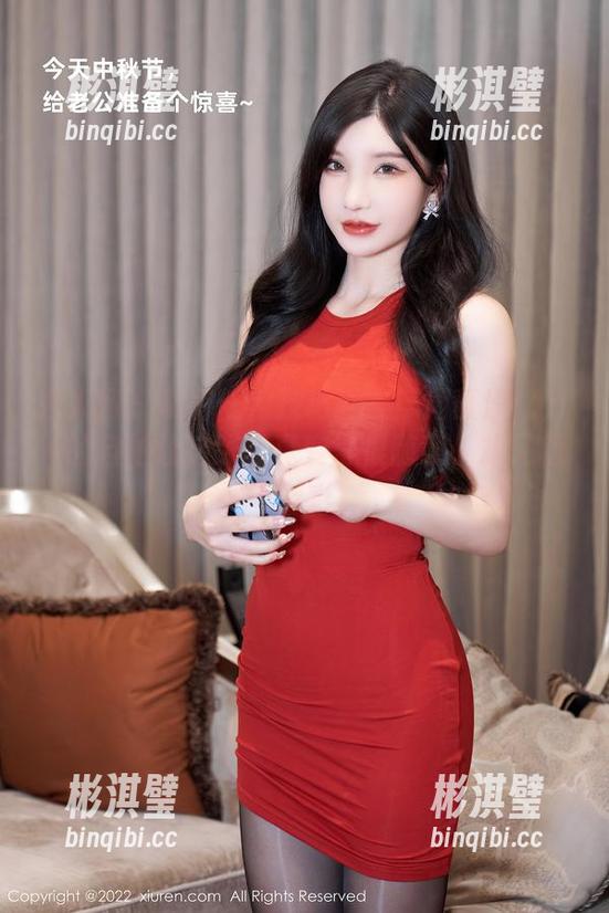 秀人网 - 哪有任何技巧可言！周慕汐fairy的自拍让这张写真变得很随意，却又相当精彩。
