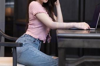 秀人网 – 私拍小秀：李丽莎的红裙，从此不再低调