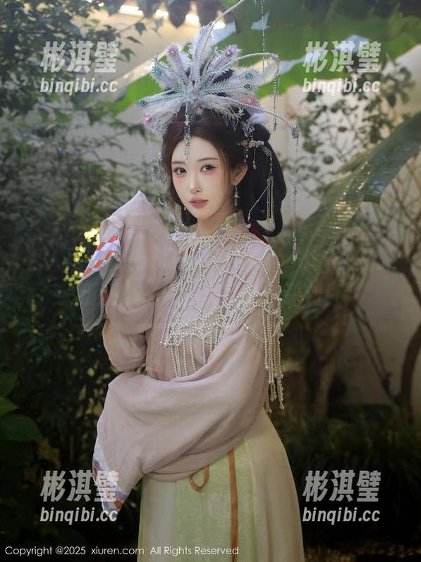 秀人网 - 高清旅拍中的芝芝booty，是游历还是恍惚，大家来作评判！