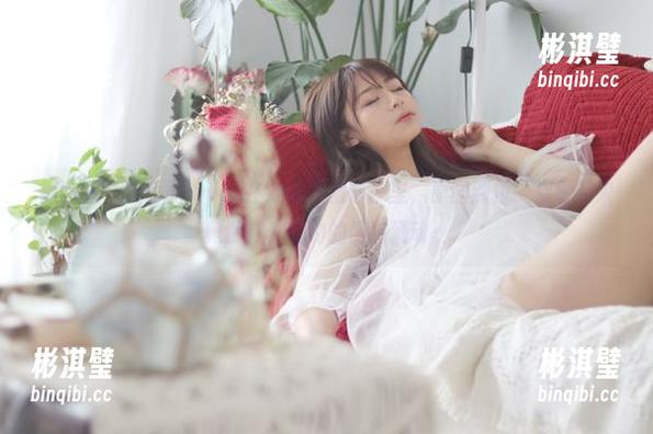微密圈 - 羊小雪juvia在她的“剧情”里，原图到位，观看起来竟然有种隐约的情绪涌动。