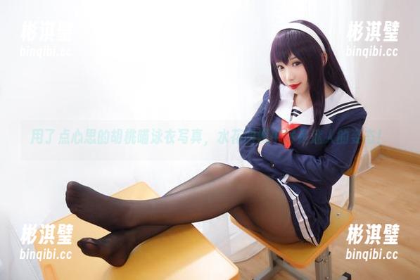 用了点心思的胡桃喵泳衣写真，水花四溅中尽是迷人的姿态！
