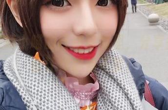 沉醉在舞小喵的红裙写真里，分享些小插曲让你忍俊不禁！