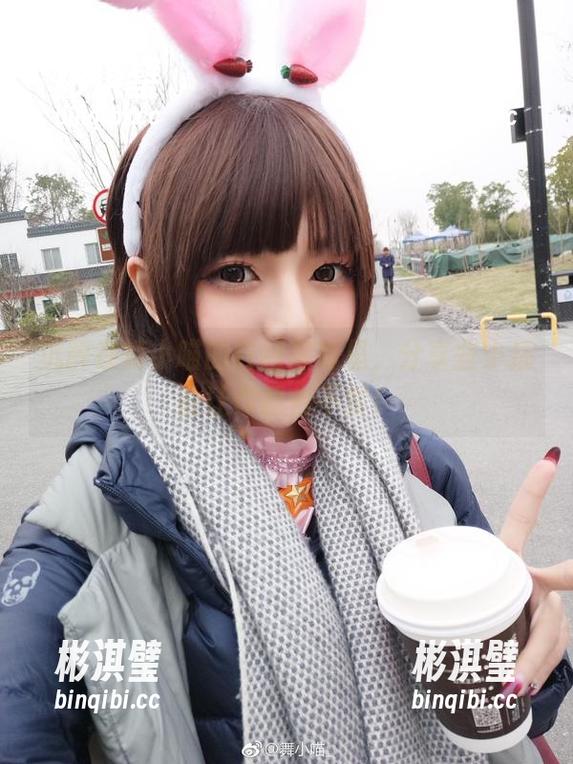 沉醉在舞小喵的红裙写真里，分享些小插曲让你忍俊不禁！