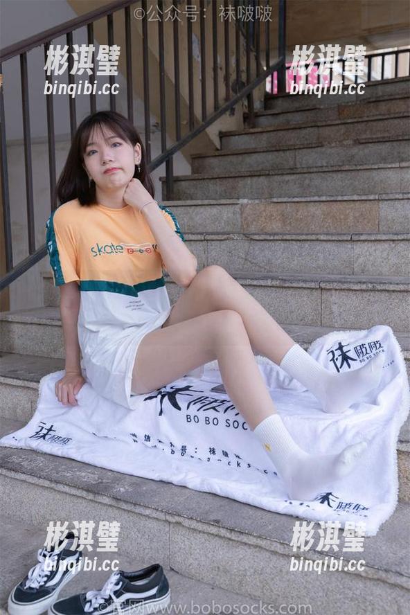 袜啵啵 - 小淳的制服写真合集：在银行也能活出个性来！