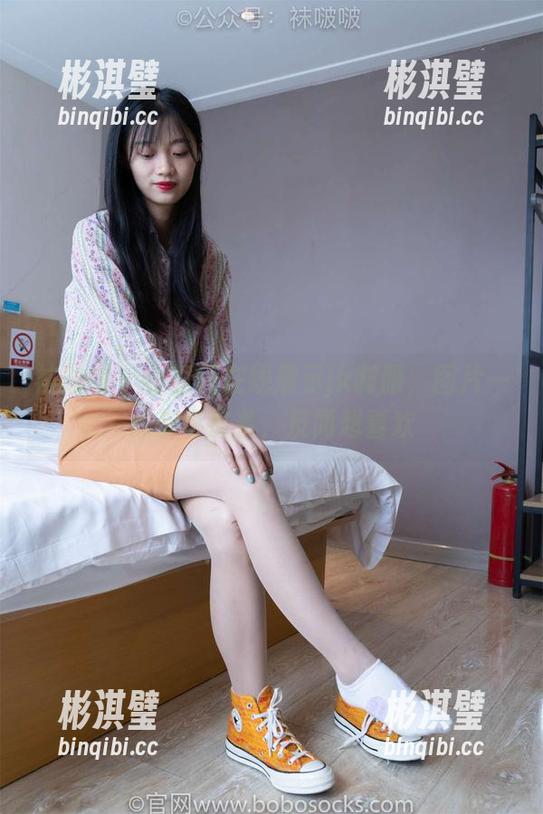 袜啵啵 - 小甜豆在线展示jk制服，图片一点都不害羞，反而超喜欢