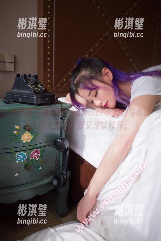 轰趴猫 - 水手服+Summer，她的写真让人目光游离，却又难以移开。