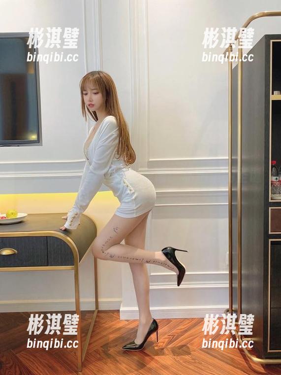 不太正经的过期米线线喵：私拍里的圣诞奇遇记