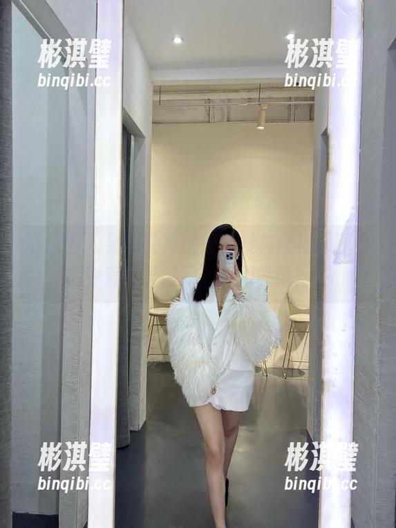 微密圈 - 金希儿再现经典紫色睡袍，图库中直属‘讨好’级别尝试！